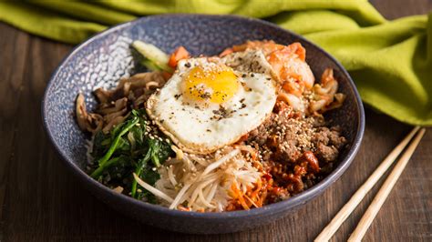 Koreanisches Bibimbap mit Hackfleisch Gemüse Spiegelei