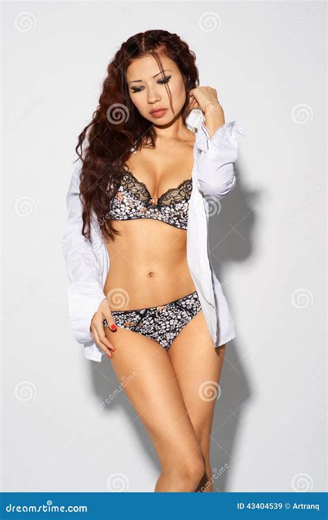 Красивая азиатская женщина нагая в рубашке Стоковое Изображение