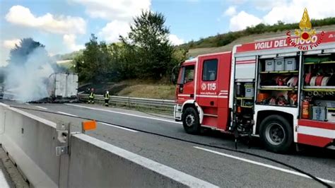 FOTO E VIDEO Flumeri Autoarticolato In Fiamme Sull A16 Autostrada