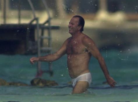 Así son las imágenes inéditas de Julio Iglesias desnudo de las que todo el mundo habla