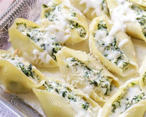 You're gonna love these chicken and spinach stuffed shells. Spinach and Chicken Stuffed Shells | Lil' Luna