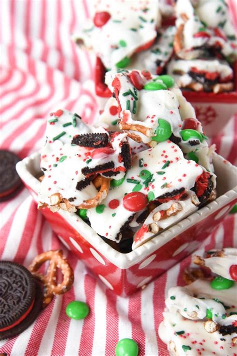 I wasn't expecting anything, so imagine my surprise and delight to find that it was filled with samples of archway's new holiday cookies! Christmas Cookie Bark Recipe | Leigh Anne Wilkes