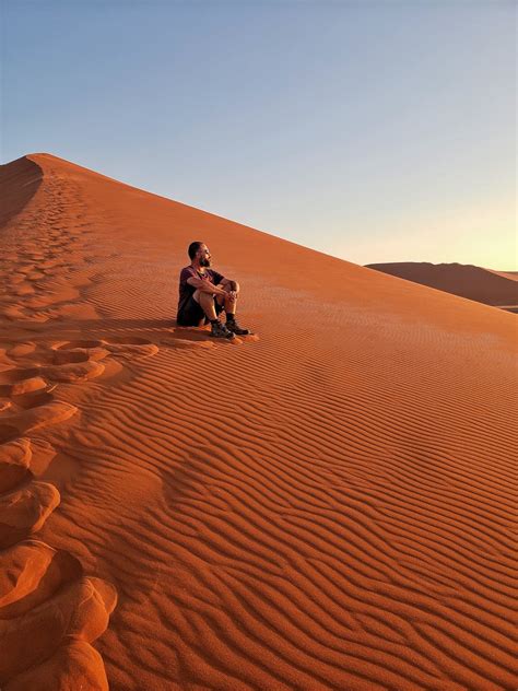 Hombre Sentado En El Desierto · Fotos De Stock Gratuitas