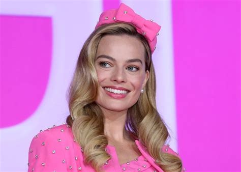 Margot Robbie Does Not Stop Getting Her Looks Right And Now She Pays Tribute To The First Barbie