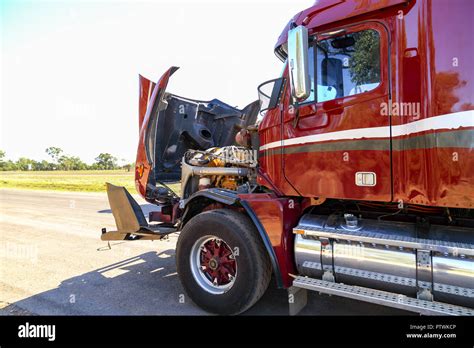 Semi Truck Broken Down Hi Res Stock Photography And Images Alamy