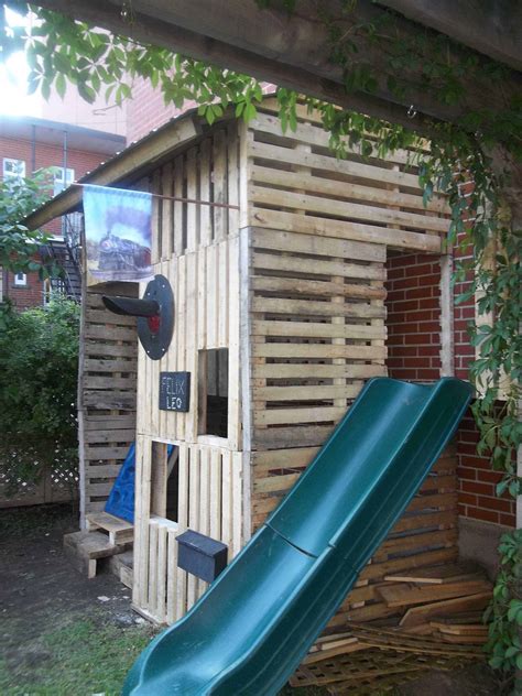 Kids Pallet Playhouse With Climbing Wall Pallet Ideas 1001 Pallets