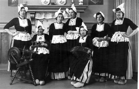 The Girls In Traditional Dutch Costume Bottesford Living History