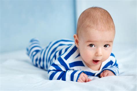 Wie beim doppelbett auch, spielt der lattenrost, neben der matratze, eine große rolle. Nettes Kleines Baby Im Bett Stockbild - Bild von bett ...