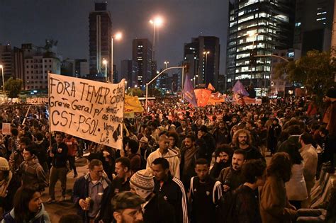 Greve Geral No Brasil Com Multidões E Confrontos Nas Ruas Veja As Fotografias Observador