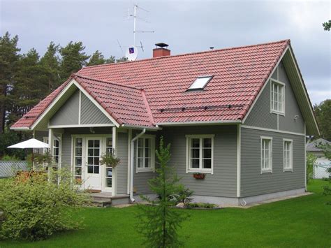The roof should rhyme with the exterior of the house and the ceiling should match or at least go with the house interior colors. Grey wood house, exterior, squared windows, red roof ...