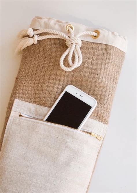 So when gaiam challenged us to take our yoga mat and turn it into something completely different, we happily accepted! Jute Yoga Mat Bag Burlap and Linen Minimalist Oversized ...