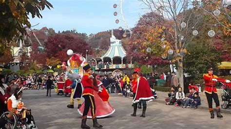 Everland theme park is south korea's largest theme park and it even comes with an integrated zoo! Christmas Parade at Everland Theme Park, South Korea ...