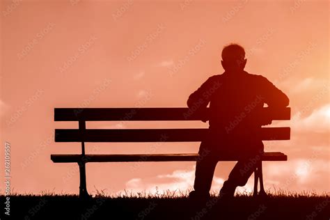 Old Man Sitting Alone On Park Bench Under Tree Stock 写真 Adobe Stock