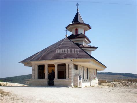 Poate cel mai cunoscut obiectiv turistic din zonă, vulcanii noroioși se află în satul beciu, și în comunele berca și scorțoasa. BISERICA DINTR-O PIATRA Buzau - TURISM - OBIECTIVE TURISTICE