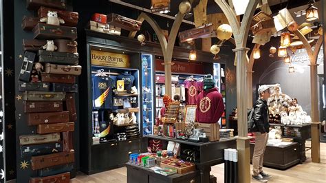 Welcome to the harry potter shop at platform 9 ¾. Apre il primo store di Harry Potter a New York - Cultura a ...