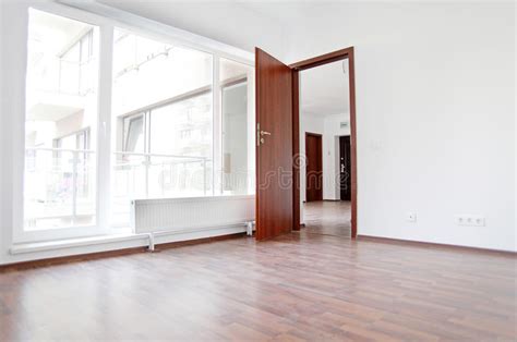 .sie in die wohnung eintreten, kommen sie direkt in den langen flur, von dem sie zugang zu allen zimmern haben. Neue leere Wohnung stockfoto. Bild von haus, glas ...