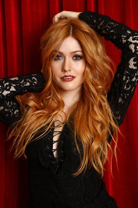 Check Out Redhead Hottie Katherine Mcnamara Playing On Her Lawn Hairstyle Long Hair Styles