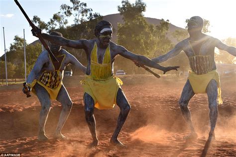 Aboriginal Australians Dance In Traditional Dress At Uluru Daily Mail Online