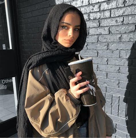 Image May Contain 1 Person Phone Moda Hijabi Hijabi Mode Hijabi