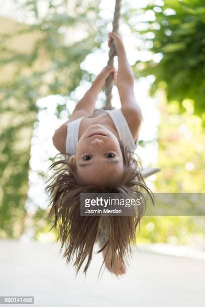 Hanging Upside Down Tree Fotografías E Imágenes De Stock Getty Images