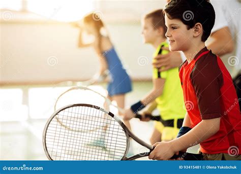 Excited дети играя теннис на суде Стоковое Изображение изображение насчитывающей индивидуально