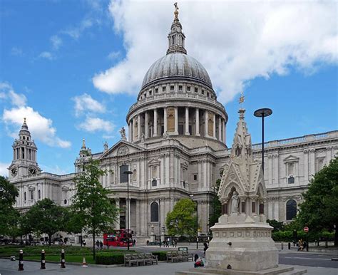 Why Does St Pauls Cathedral Only Have One Clock