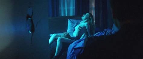 Zoey Deutch Sex Scene In Vincent N Roxxy On Xhamster