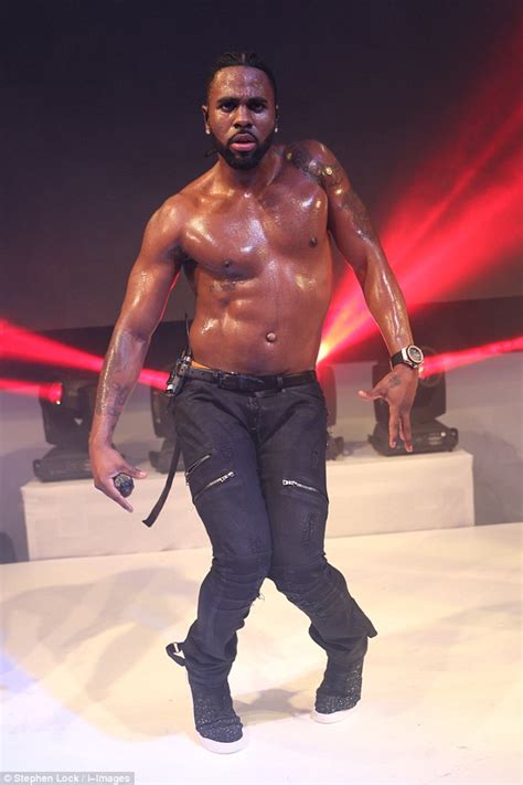 jason derulo displays ripped physique during performance