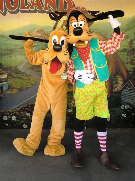 Unofficial Disney Character Hunting Guide: Holiday Characters now appearing at Animal Kingdom