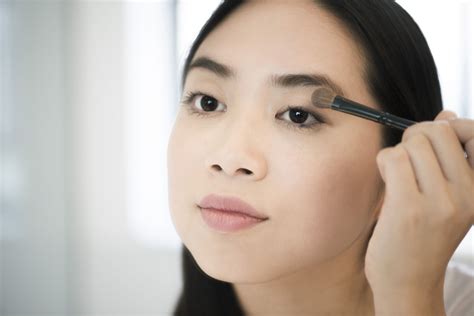 Here is some popular eyeshadow step by step guide that would help your eyes in getting a dignified look. 8 Steps to Applying Perfect Eye Makeup