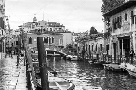 No se marcan los signos positivos (+). Venecia, Italia - 30 de abril de 2015. Una vista urbana ...