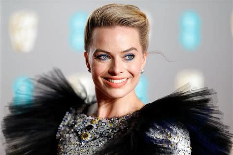 Margot Robbies Baftas Gown Was Doing The Most Margot Robbie Robbie Hollywood