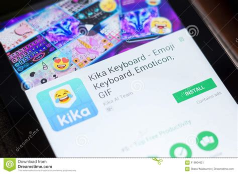 Wir bieten verschiedene ausdrucksformen und variationen der russische flagge. Ryazan, Russland - 24. Juni 2018: Kika Keyboard - Emoji ...