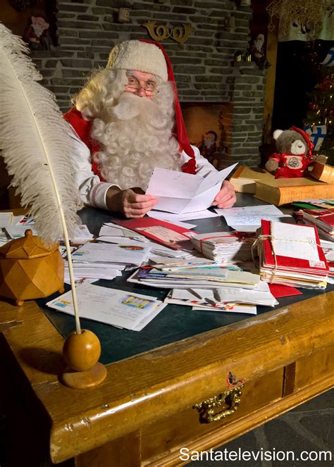 Père Noël Lit Des Lettres Dans Son Bureau De Poste Santa Claus Letter