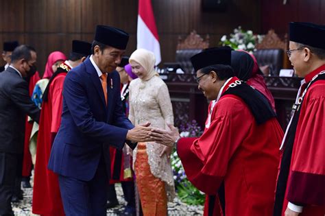 Foto Presiden Jokowi Saksikan Pengambilan Sumpah Ketua Dan Wakil