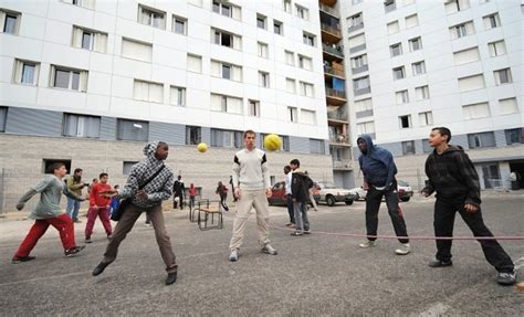 Les Jeunes Des Quartiers Sensibles Premières Victimes De La Crise