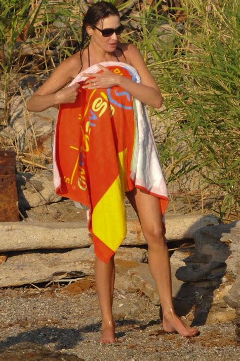 Carla Bruni In Bikini On The Beach Pics Izispicy Com