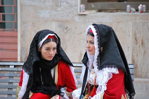 Sardinian Folk Costumes Costumi Sardi Oristano Aristanis