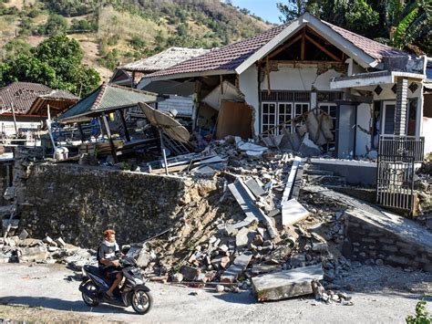 Lombok Earthquake Latest Tourists Flee Indonesian Island After Powerful Magnitude 7 Quake Kills
