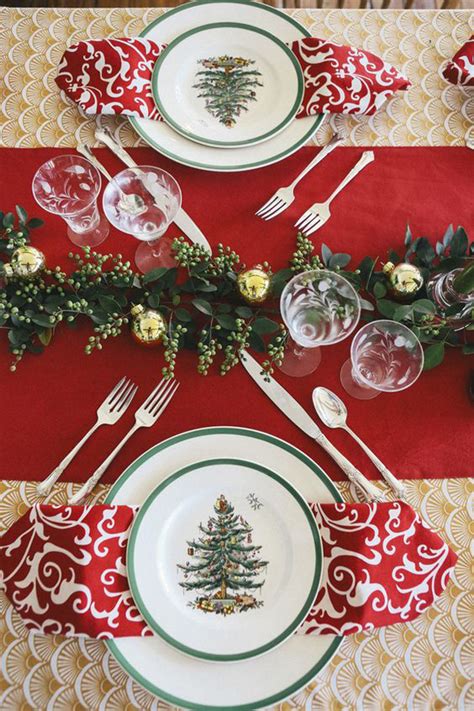 Tastes, textures, colors, and cooking. 15 Traditional Christmas Table Setting Ideas | HomeMydesign