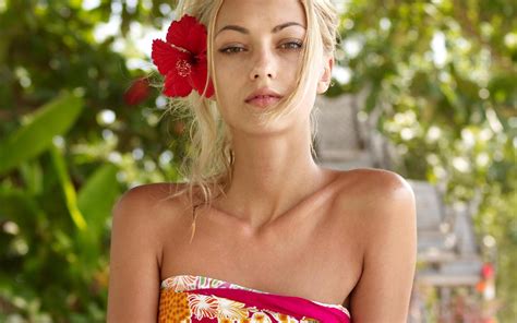 Anna Sbitnaya Slim Tanned Blonde Ukrainian Model Girl Wallpapers 002
