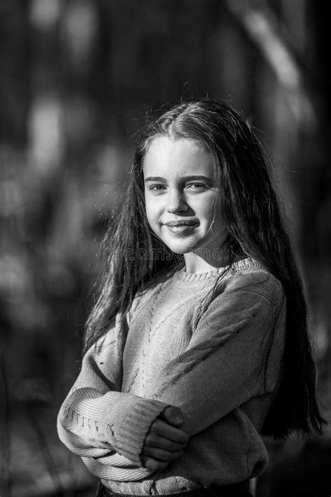 Portrait D Une Adolescente Dans Le Parc Photo En Noir Et Blanc Photo Stock Image Du Gens