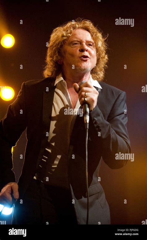 Simply Red Singer Mick Hucknall Stockfotos Und Bilder Kaufen Alamy