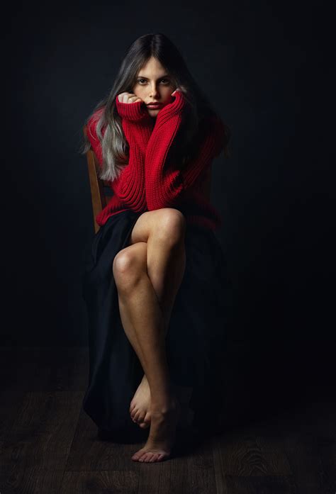 Фото Модель Алиса в красном свитере сидит на стуле Фотограф Zachar Rise