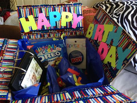 This creative gift box is full of thoughtful memorabilia to keep him company when distance separates you. Pin de Adrienne Mattia en DIY & Crafts | Sorpresas de ...
