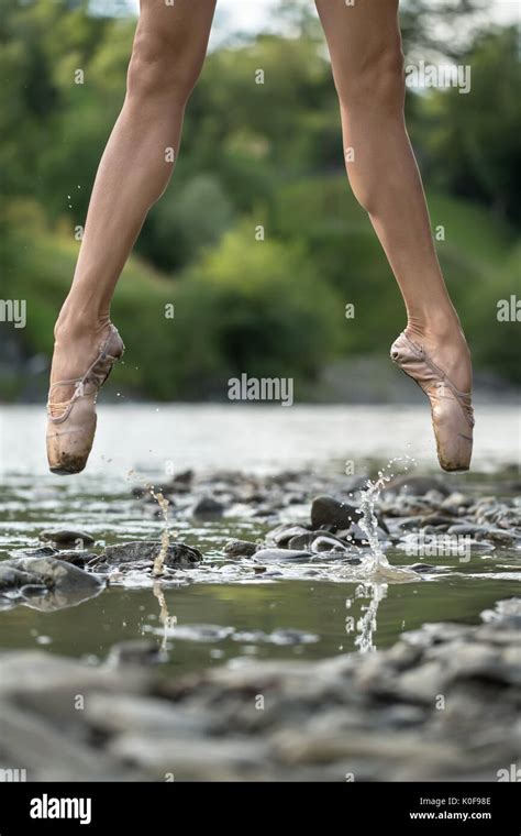 Bailarina Activa Saltando En Las Poco Profundas Aguas De Río En El