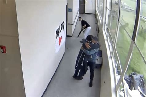 Vídeo professor evita tragédia em escola abraçando aluno armado