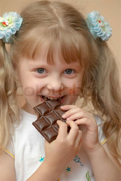 Ein M Dchen Isst Eine Schokolade Stock Bild Colourbox