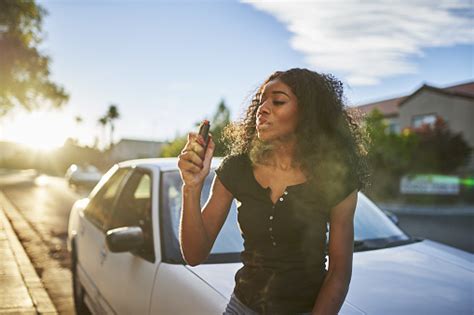 차에 앉아있는 아프리카계 미국인 여자 비누 칠 전자담배에 대한 스톡 사진 및 기타 이미지 전자담배 거리 구름 Istock