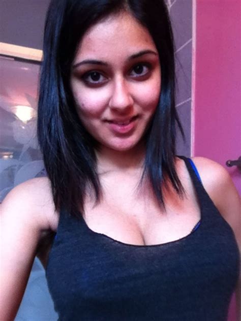 Sexy Rich Hindu Girl Hot Pics In Bra And Cleavage Show